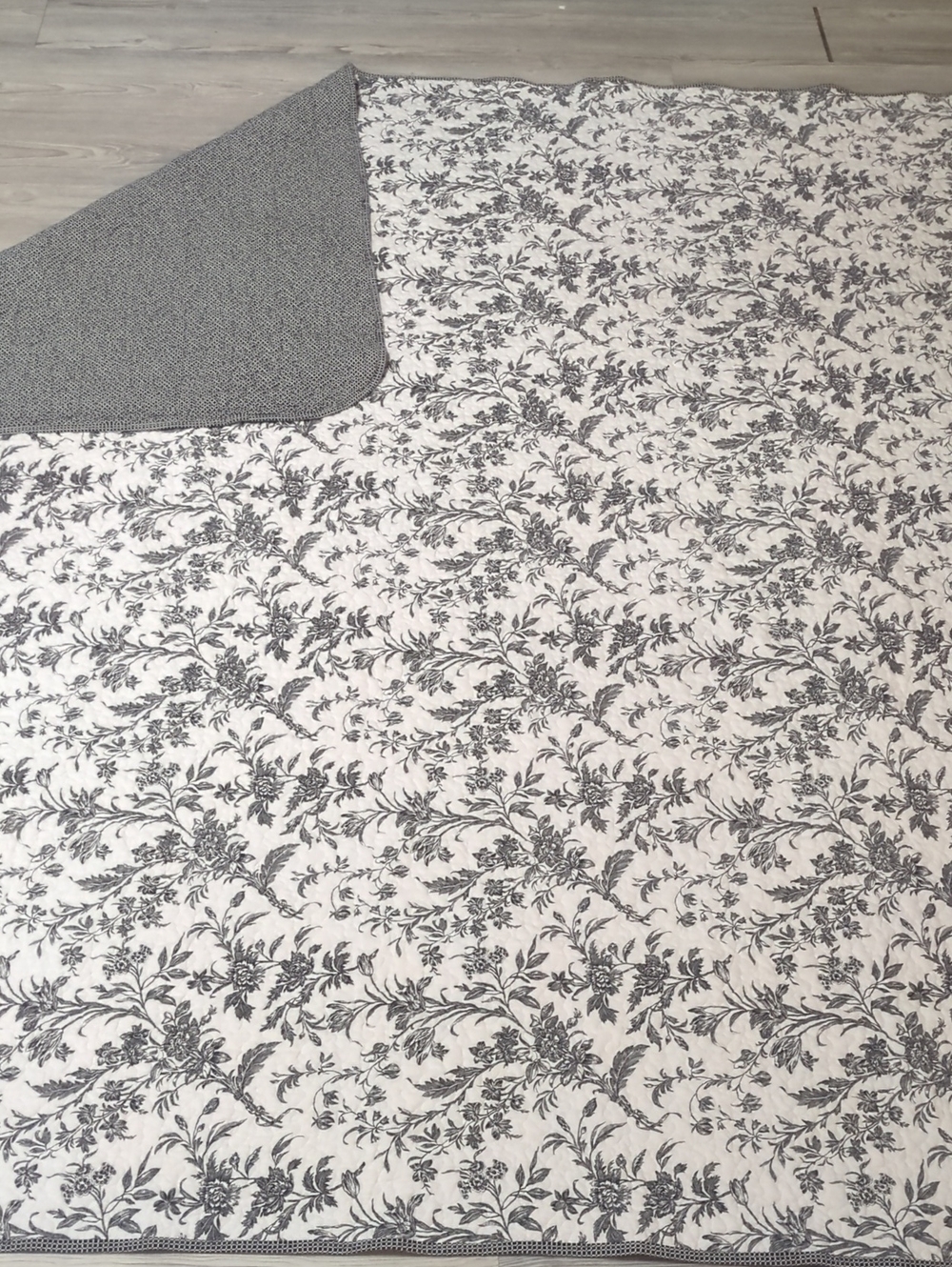 Laura Ashley Queen Quilt 90x90 Black White Floral Toile Cotton Reversible Beddin